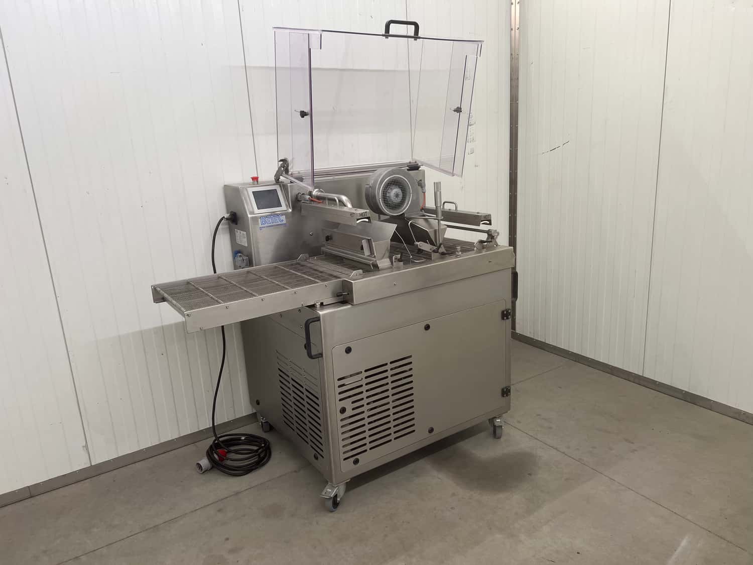 Binnenkort beschikbaar: Tweedehands automatische tempereer- en enrobeermachine – uitstekend onderhouden & volledig gereviseerd!